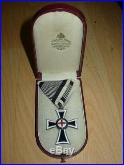 Belle médaille en boite croix rouge autriche en boite en tbe
