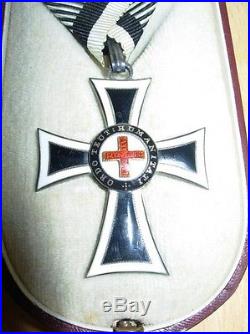 Belle médaille en boite croix rouge autriche en boite en tbe