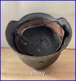 Casque militaire ancien authentique intérieur d'origine peinture refaite WW2