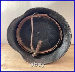 Casque militaire ancien authentique intérieur d'origine peinture refaite WW2