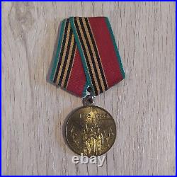 Lot De Médailles Soviétiques WW2 Avec Reproduction Récente Drapeau Soviétique