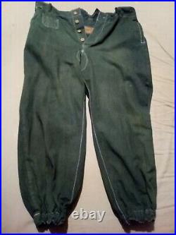 Un pantalon modèle 1937 en toile coton vert réséda de la seconde guerre mondiale